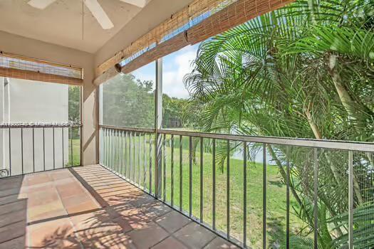 Foto del edificio - 8527 Old Country Manor