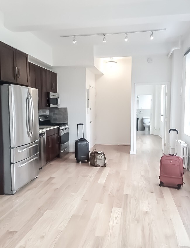 Building Photo - SUN BLASTED XL 5BR/2BA+W/D IN UNIT IN TRIBECA