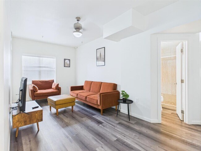 Building Photo - 911 W 22nd St