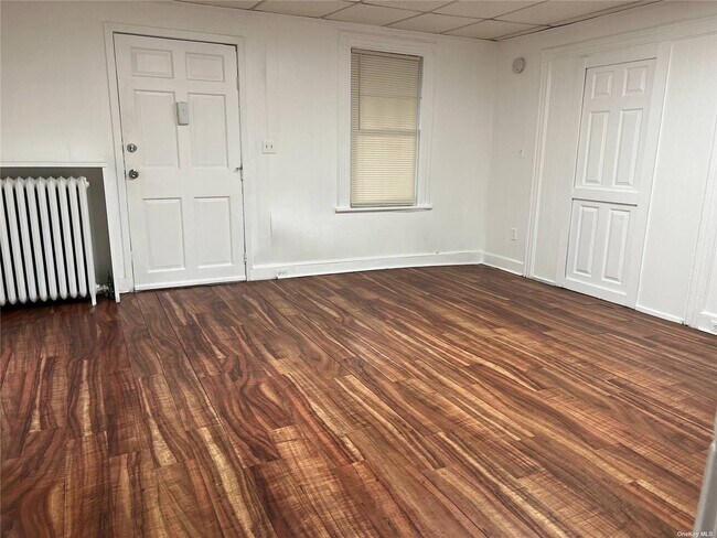 Building Photo - 760 Gardiners Ave