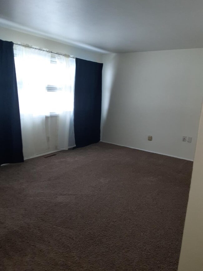 Building Photo - 4230 Woodmere Dr