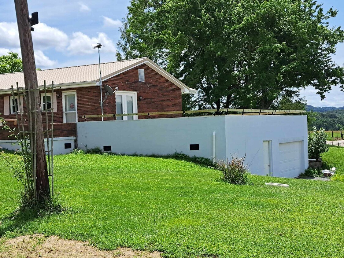 Primary Photo - 205 N Ware Chappel Rd