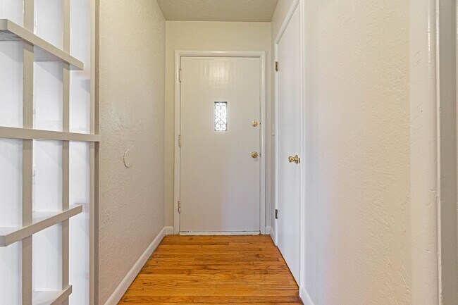 Foto del edificio - Three Bedroom Home in tree filled neighborhood! Lawn care included!