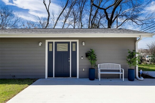 Building Photo - 5503 Manor Rd