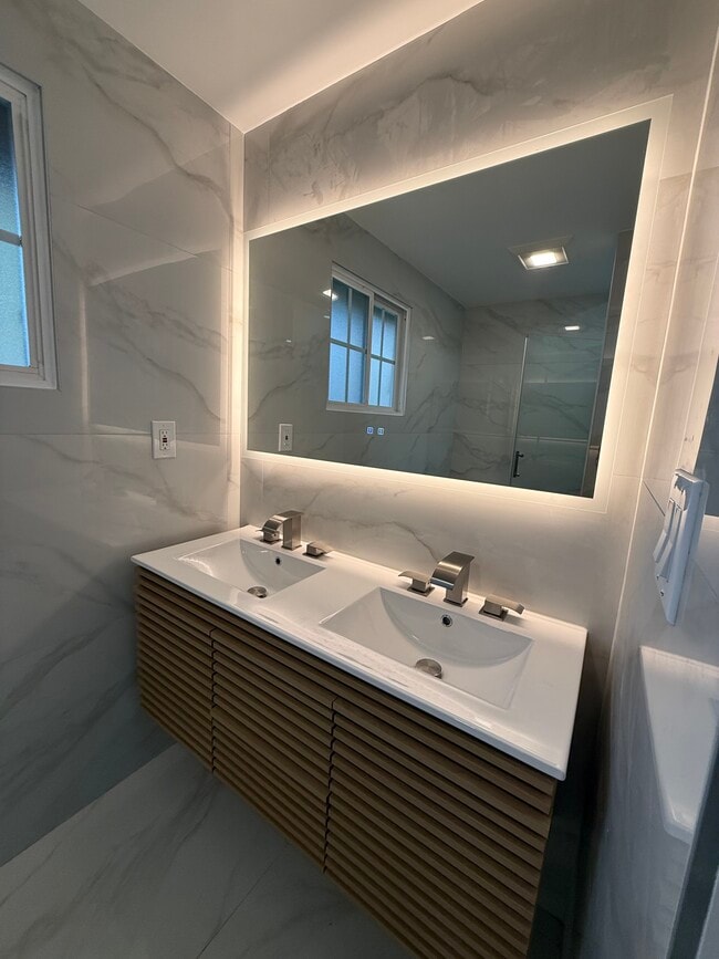 Foto del edificio - 9123 Woodley Ave