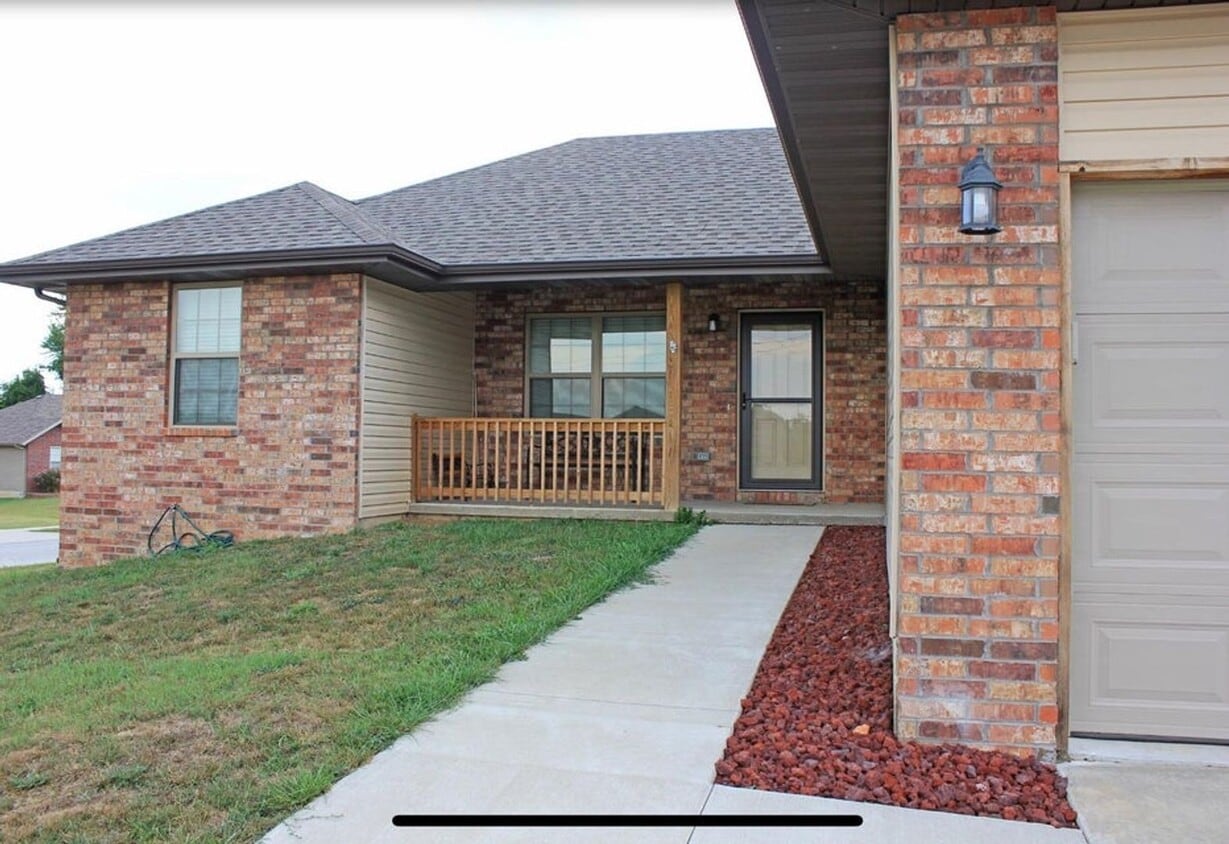 Building Photo - 3 Bed, 2 Bath, 2 Car Garage Home