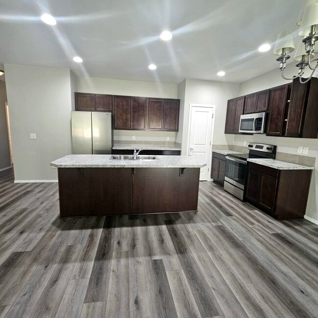 Building Photo - Spacious 4 bed with fenced yard,  convenie...