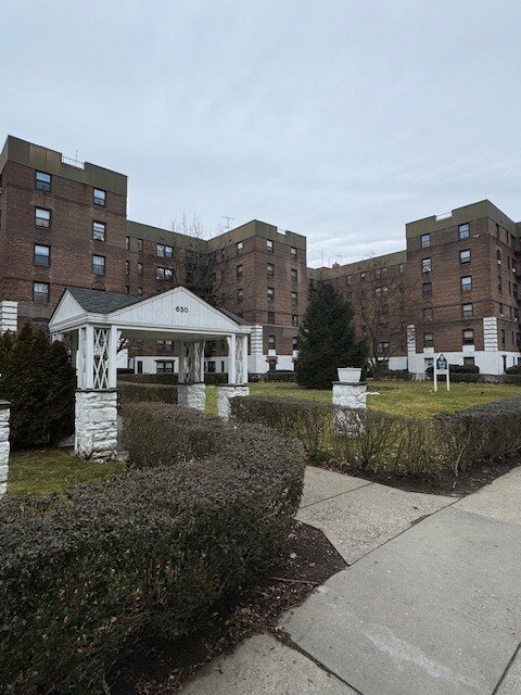 Foto principal - 625 Gramatan Ave