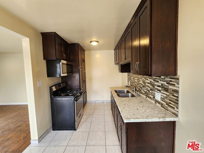 Building Photo - 1533 W 80th St