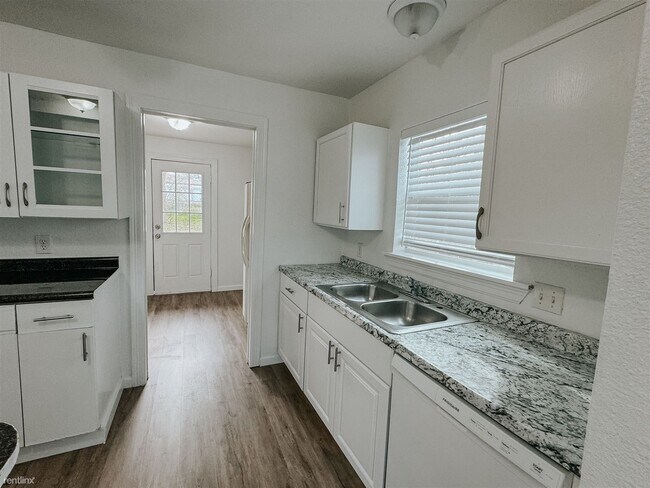 Building Photo - 2 br, 1 bath House - 1050 W Baker St