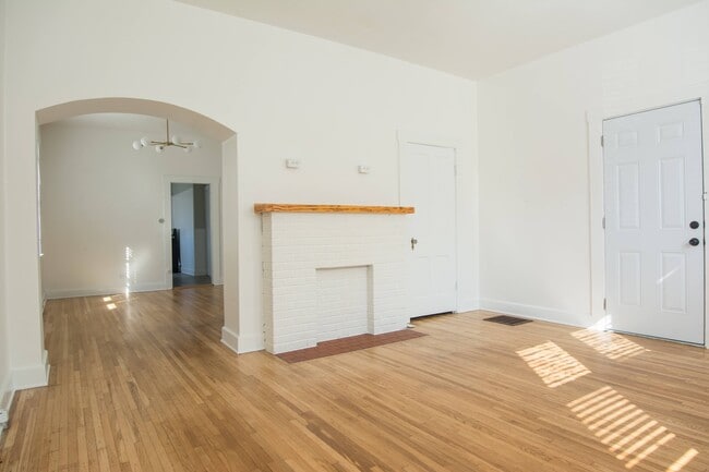 Foto del edificio - 145 E 7th St