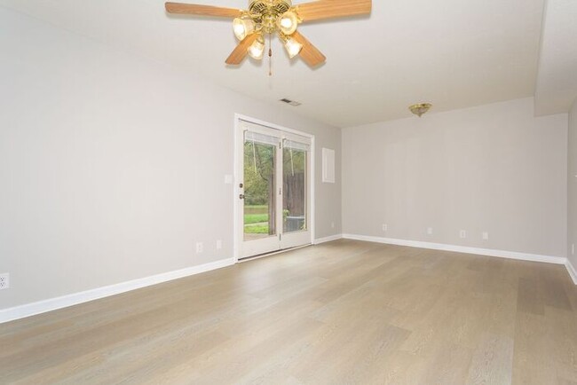 Building Photo - Peaceful 3 Bedroom in Cicero!