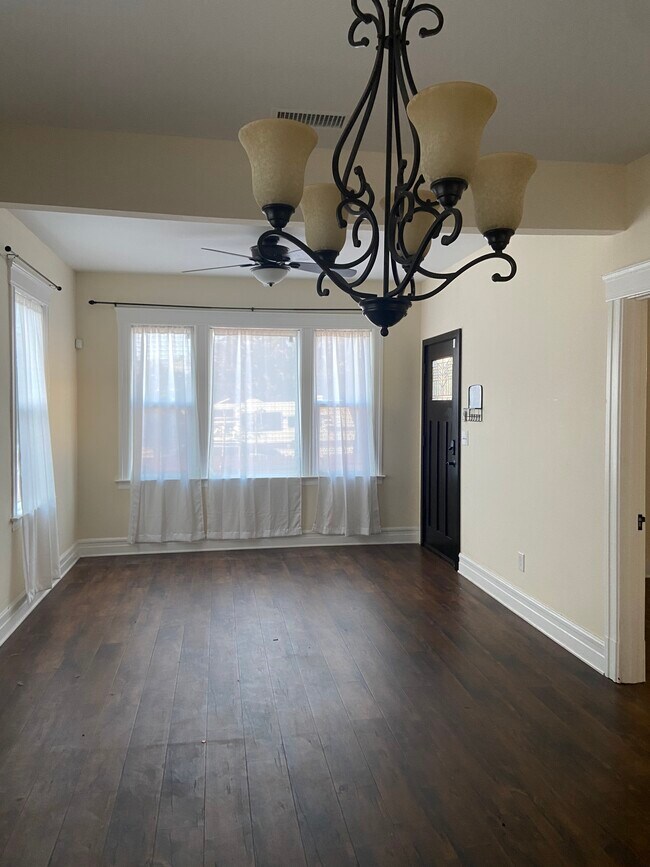 Sala de estar - 2510 E 3rd St