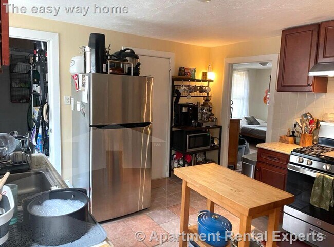Building Photo - Medford Sq 2 Bedroom