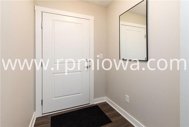 Building Photo - UPDATED!! 2 Bedroom, 2.5 Bath Townhome in Ankeny