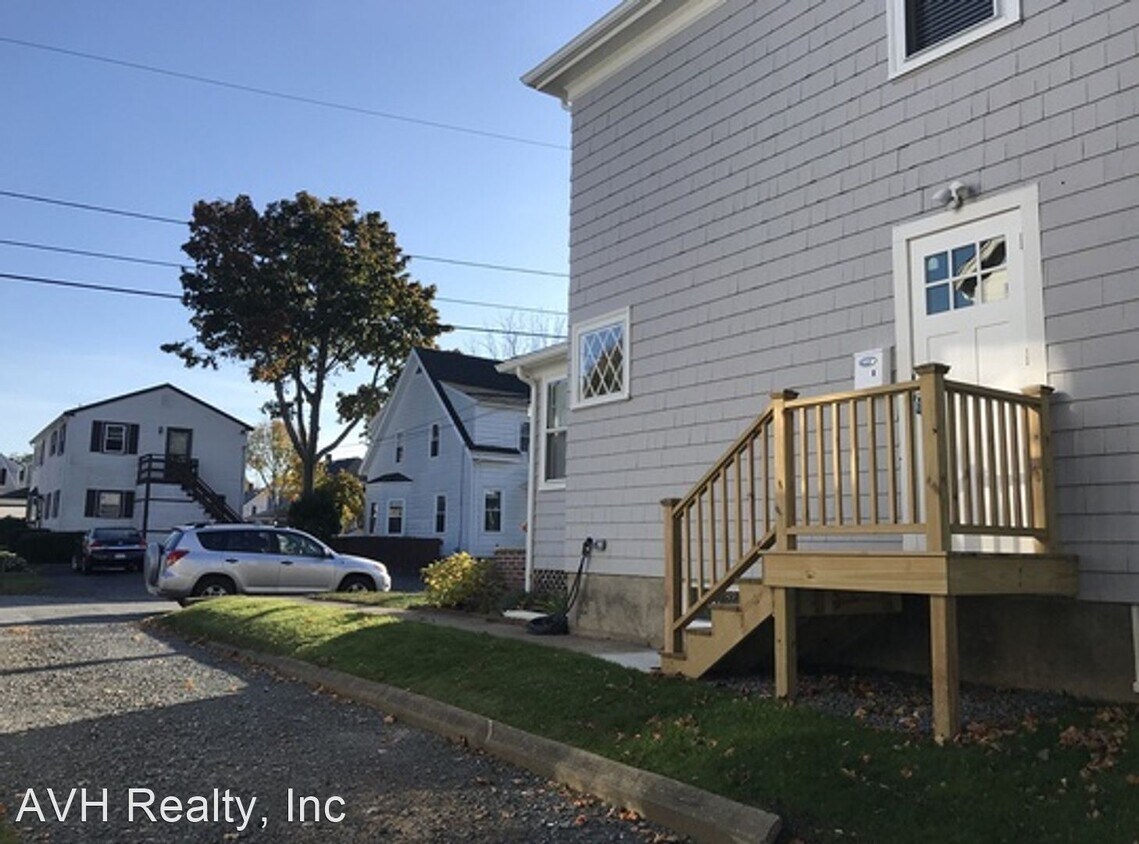 Primary Photo - 1 br, 1 bath House - 10 Gloucester Avenue ...