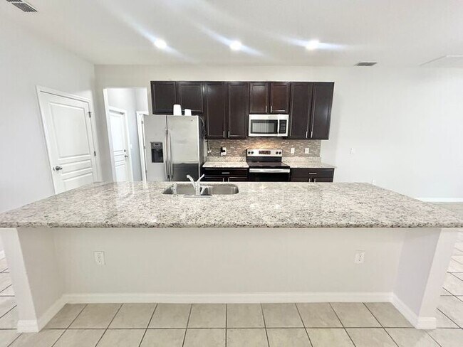 Foto del edificio - Stylish 4/3 Home with Covered Patio & Gara...