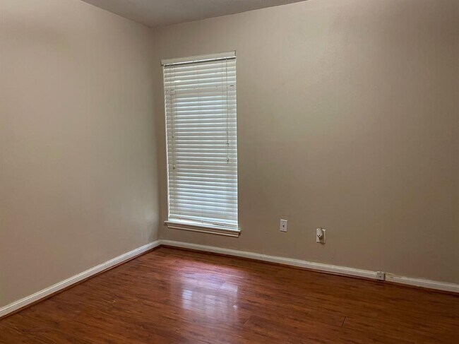 Foto del edificio - 4206 Fallen Oaks Dr