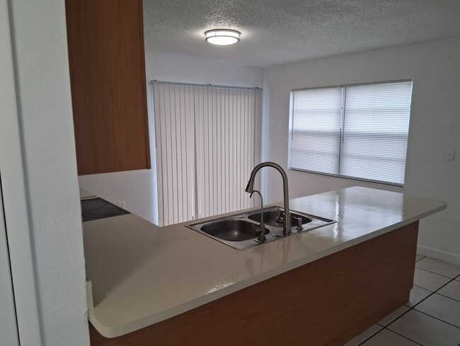 Photo - 6821 N Manhattan Ave Apartment