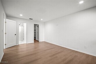 Building Photo - 4293 Island Cir