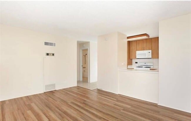 Photo - Aloha Towers Apartment