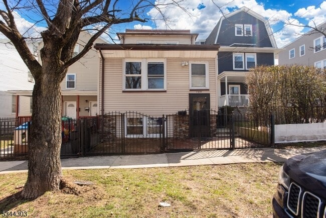 Building Photo - 109 Maple Ave