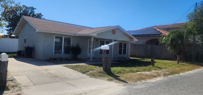 Building Photo - Great Two Bedroom Beach Cottage in Laguna ...