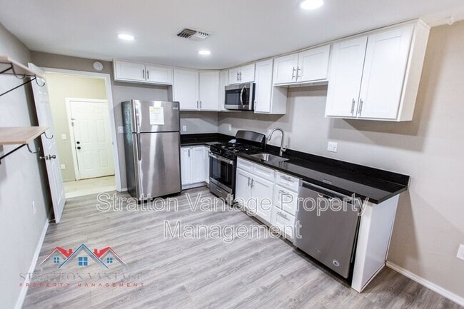 Building Photo - 1145 E 5th St