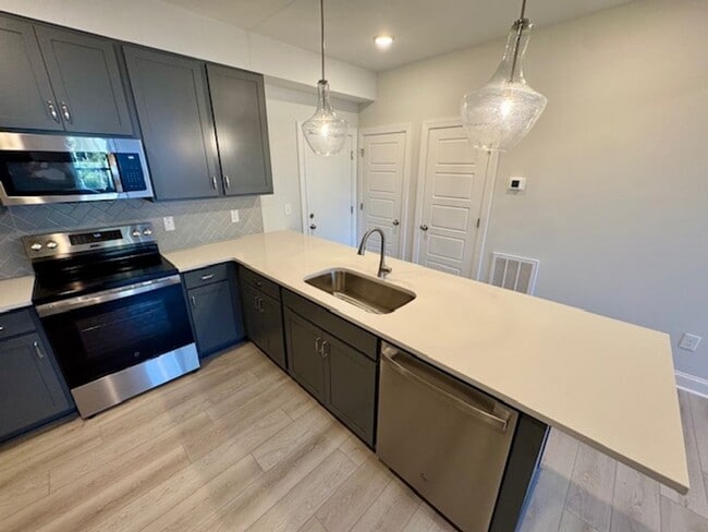 Building Photo - Modern Elegance in Prime North Raleigh!