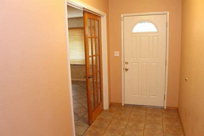 Foto del edificio - 6515 N Dearing Ave