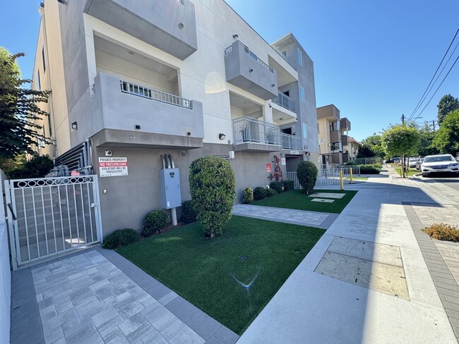 Foto del edificio - 6718 Sylmar Ave