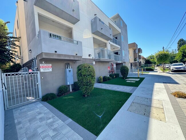 Building Photo - 6718 Sylmar Ave