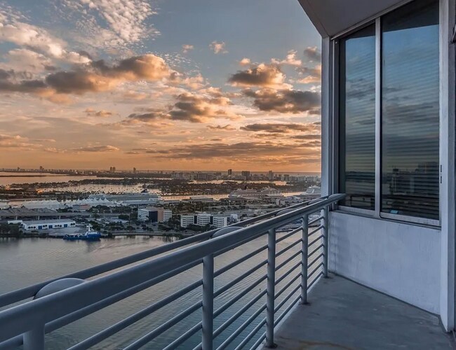 Foto del edificio - 335 S Biscayne Blvd