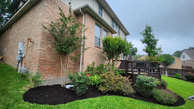 Lush landscaping - 18439 Rogers Bend