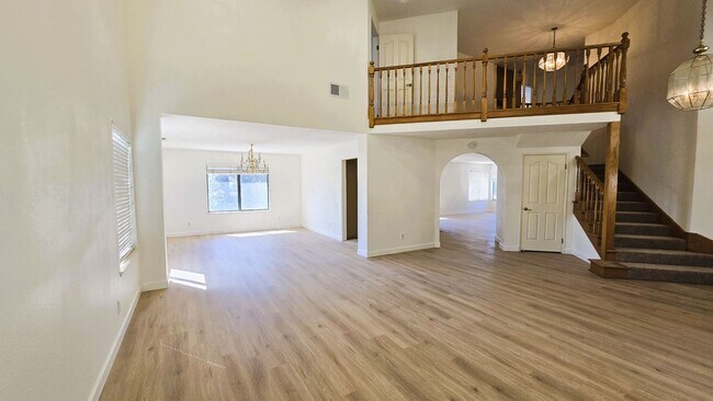 Foto del edificio - "Spacious, Sunlit Home in a Peaceful Ranch...