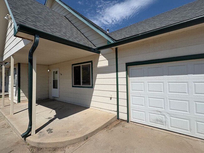 Foto del edificio - Fully Renovated 3 Bed 2.5 Bath Townhome w/ 1 Car Garage & Yard!