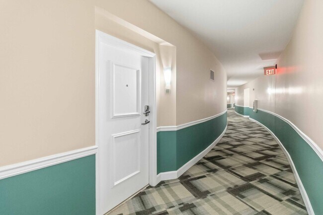 Foto del edificio - MOVE IN SPECIAL- Beautiful Newly Renovated 2/2 Condo at The Waverly on Lake Eola in Downtown Orlando