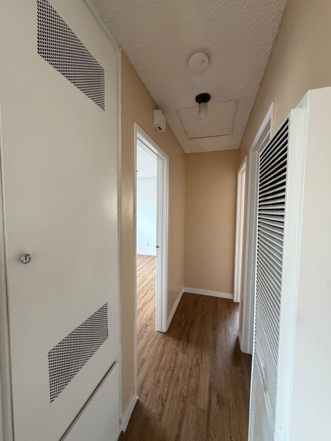 Foto del edificio - 3068 E Gage Ave