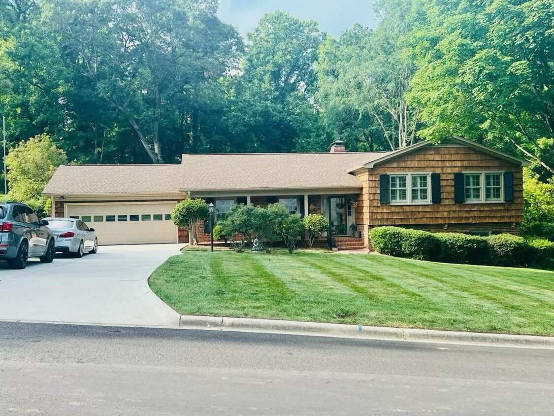 Foto principal - 5-bedroom 4 bath tri level home