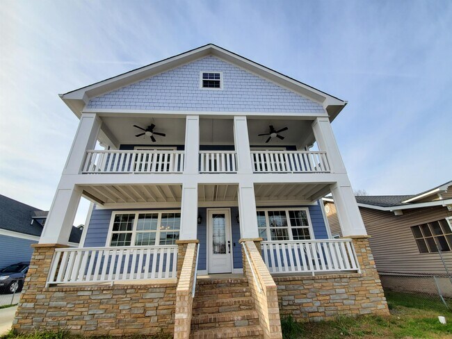 Building Photo - 413 May St