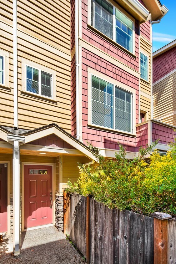 Primary Photo - Spacious 3-Bedroom Townhouse in the Heart ...