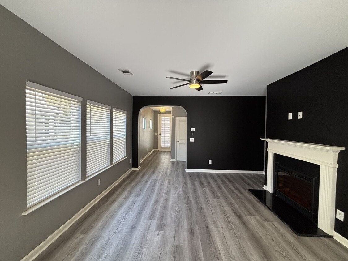 Building Photo - Gated Private Community! Spacious 3 Bedroo...