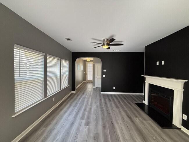 Foto del edificio - Gated Private Community! Spacious 3 Bedroom and 2.5 Bath End Unit Townhome