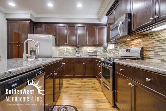 Building Photo - Gorgeous 3Bdm 2.5Ba Home in the Heart of S...