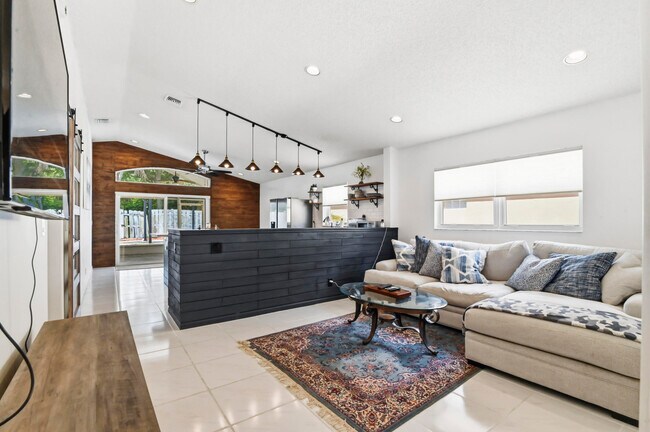 Foto del edificio - 5690 Green Island Dr