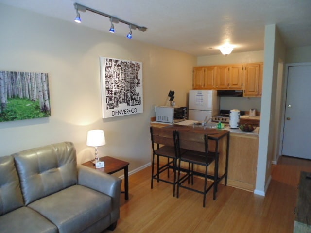 Building Photo - Move In ready Special!!! Fully furnished, ...