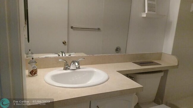 Building Photo - 9999 Summerbreeze Dr