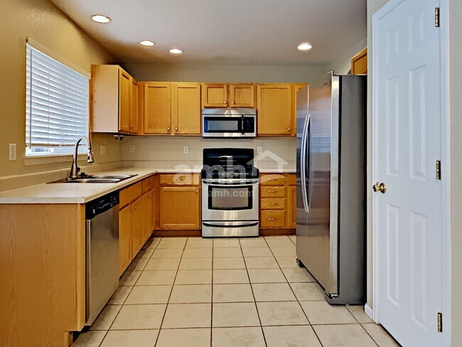Foto del edificio - 1736 Daisy Ct