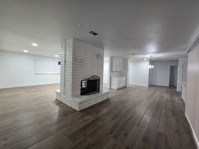 Building Photo - 3 Br 2 BA with extra room in back available now