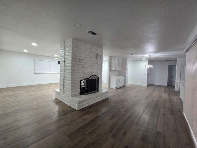 Foto del edificio - 3 Br 2 BA with extra room in back available now